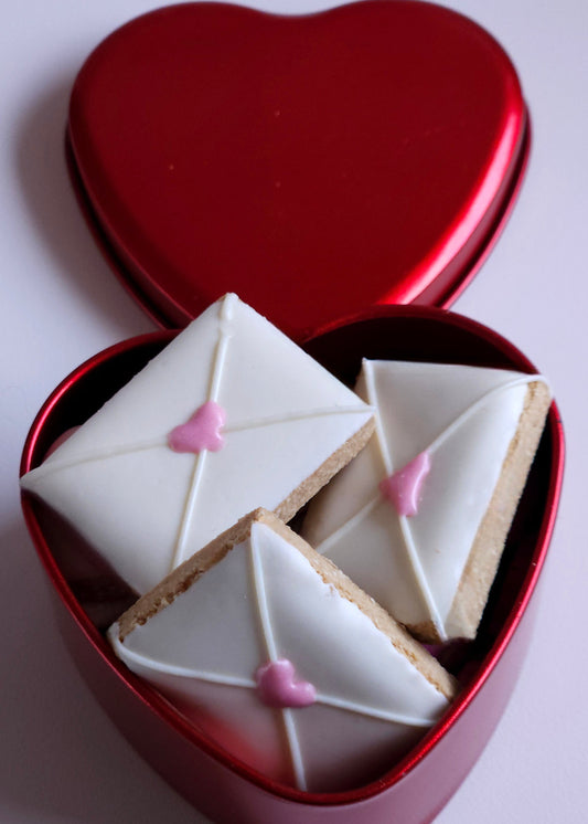 Love Letters - Dog Treats (Metal Tin, 45g, +/-8 Iced Letters)