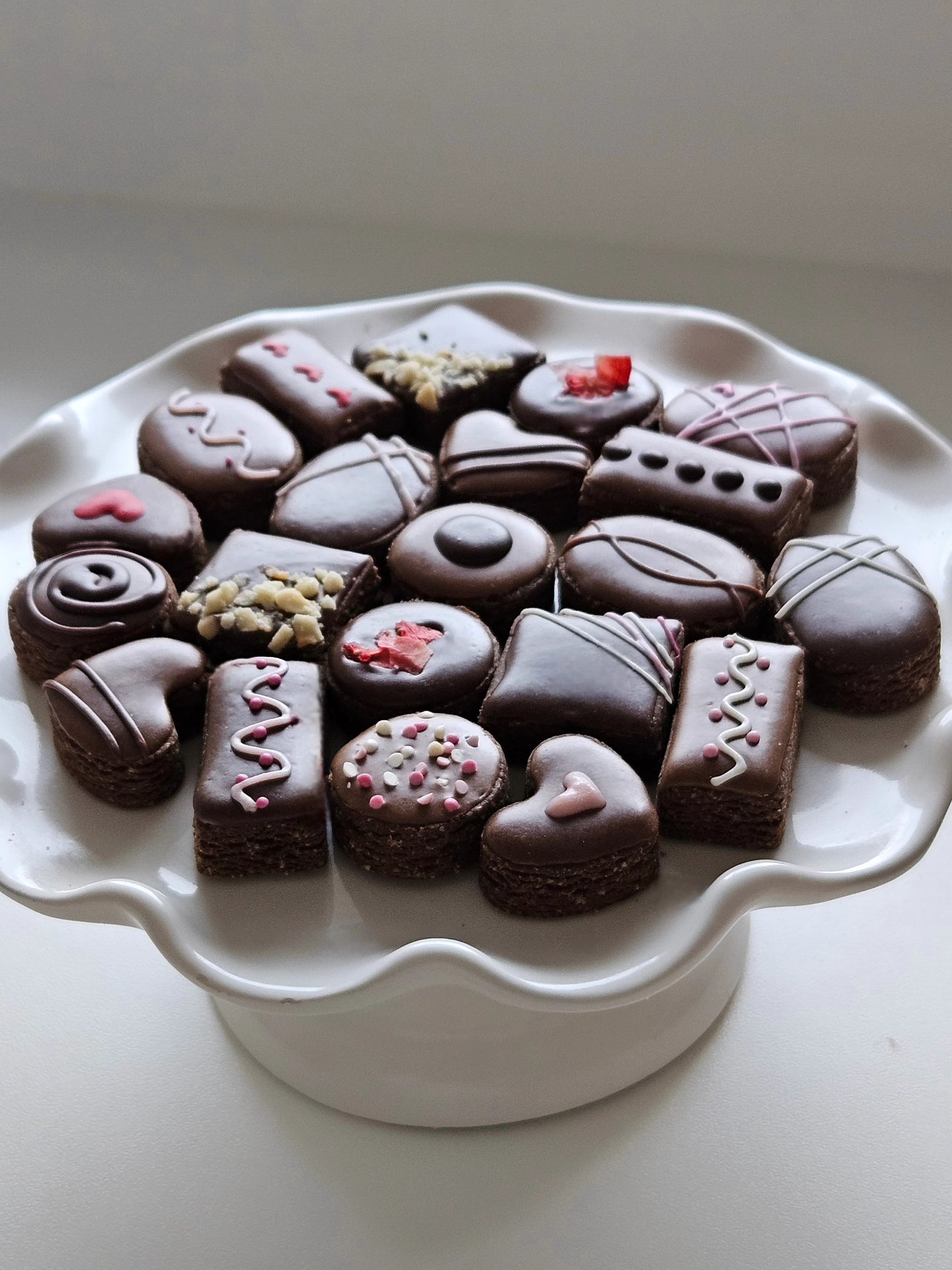 Pup Chocolates - Biscuit Set (8 Biscuits In A Metal Tin)