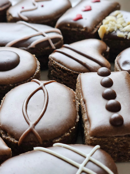 Pup Chocolates - Biscuit Set (8 Biscuits In A Metal Tin)